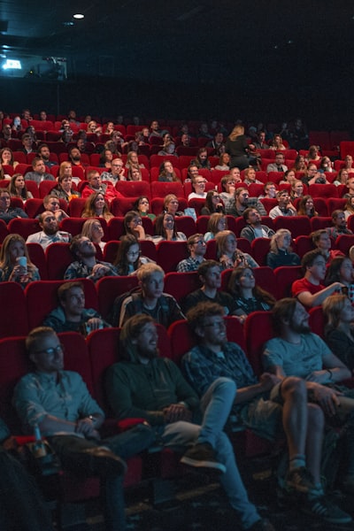 古装剧《长安十二时辰2》海报，唐代长安城夜景与悬疑氛围