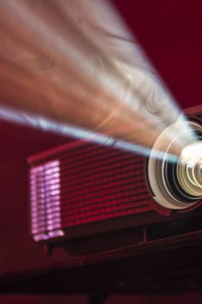 都市剧《爱情而已》海报，现代都市男女职场与情感故事