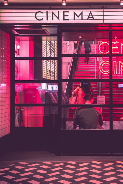 科幻剧《三体：黑暗森林》海报，展现宇宙舰队与黑暗森林法则概念图